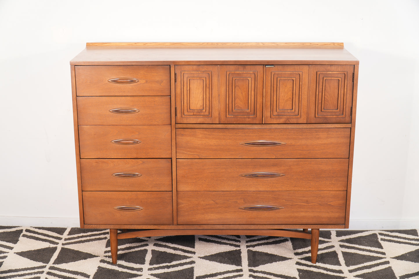 Broyhill Sculptra "Magna" 8-Drawer Dresser