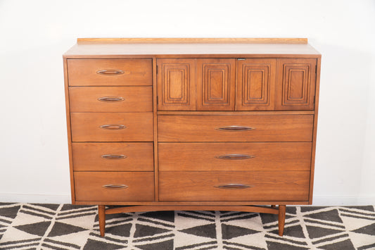 Broyhill Sculptra "Magna" 8-Drawer Dresser