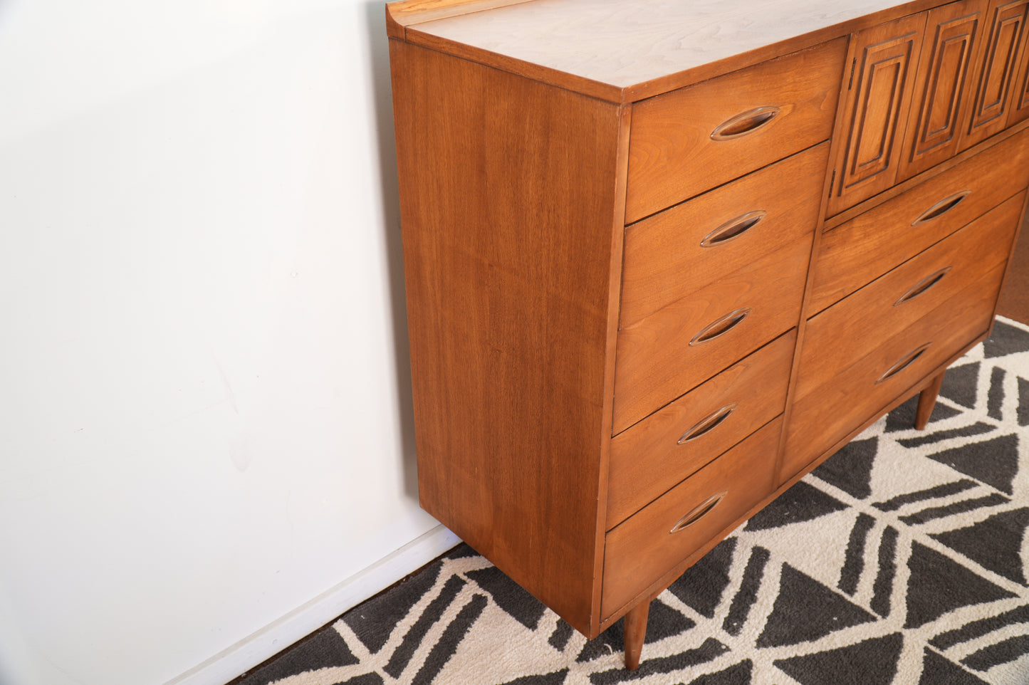 Broyhill Sculptra "Magna" 8-Drawer Dresser