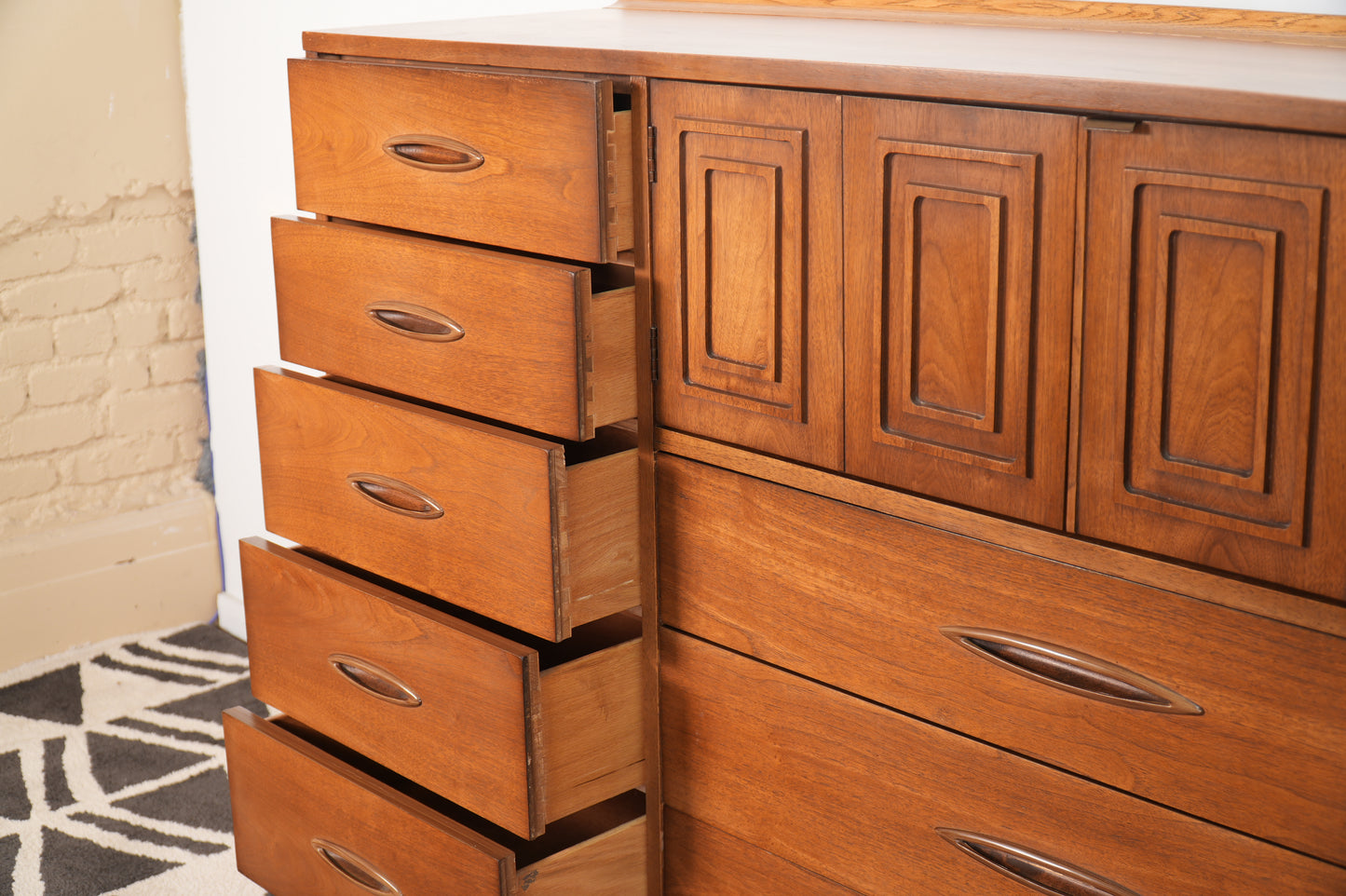Broyhill Sculptra "Magna" 8-Drawer Dresser