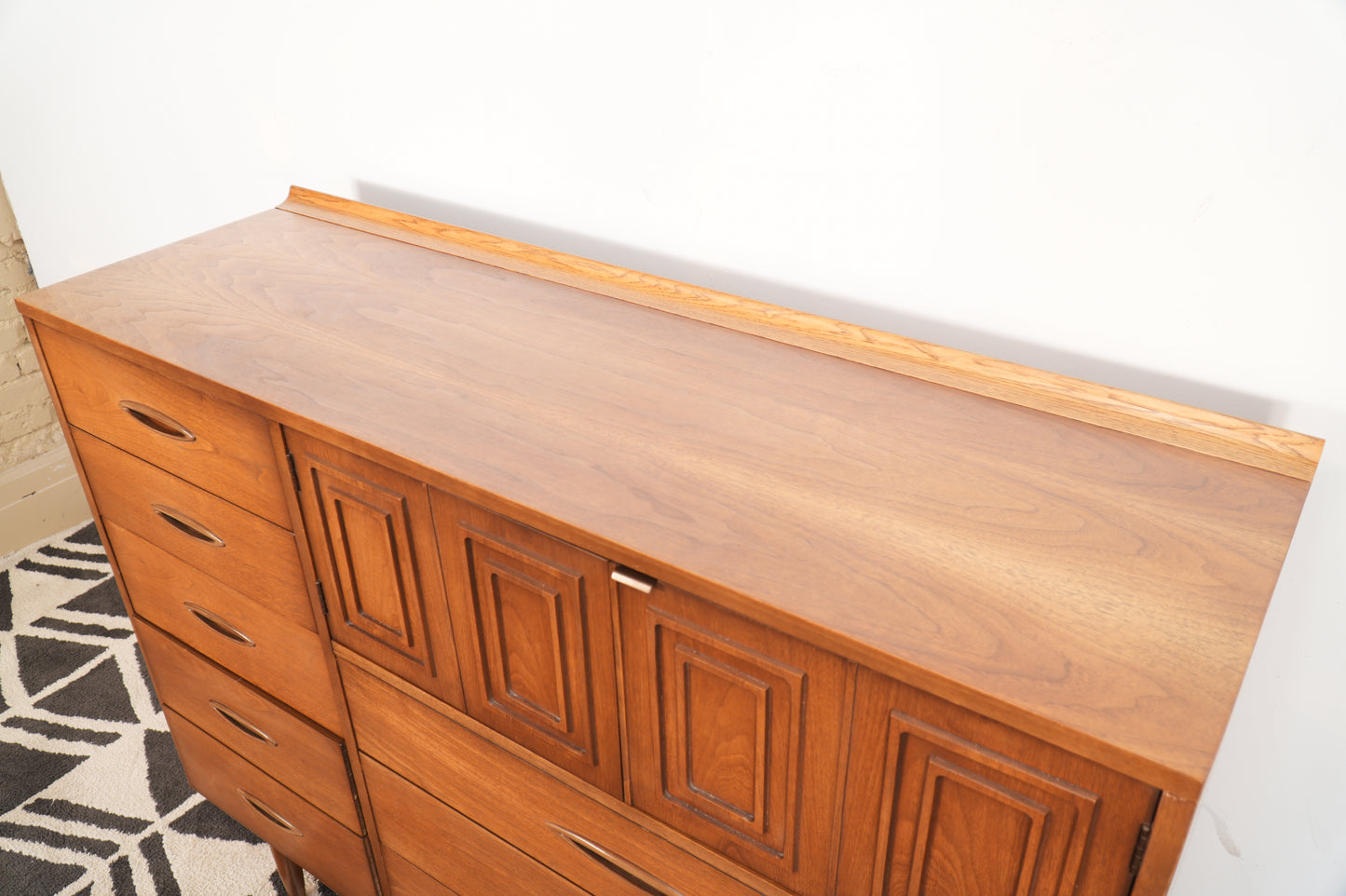 Broyhill Sculptra "Magna" 8-Drawer Dresser