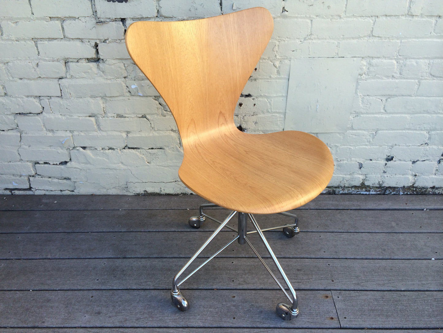 Arne Jacobsen Series 7 Swivel Chair