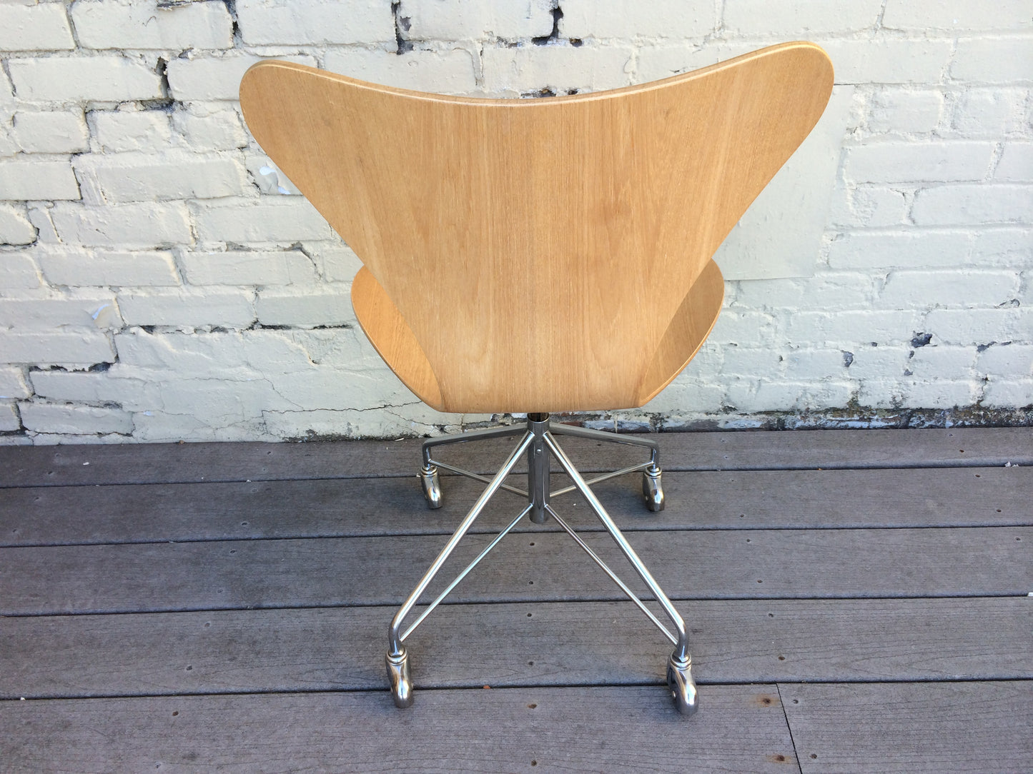 Arne Jacobsen Series 7 Swivel Chair