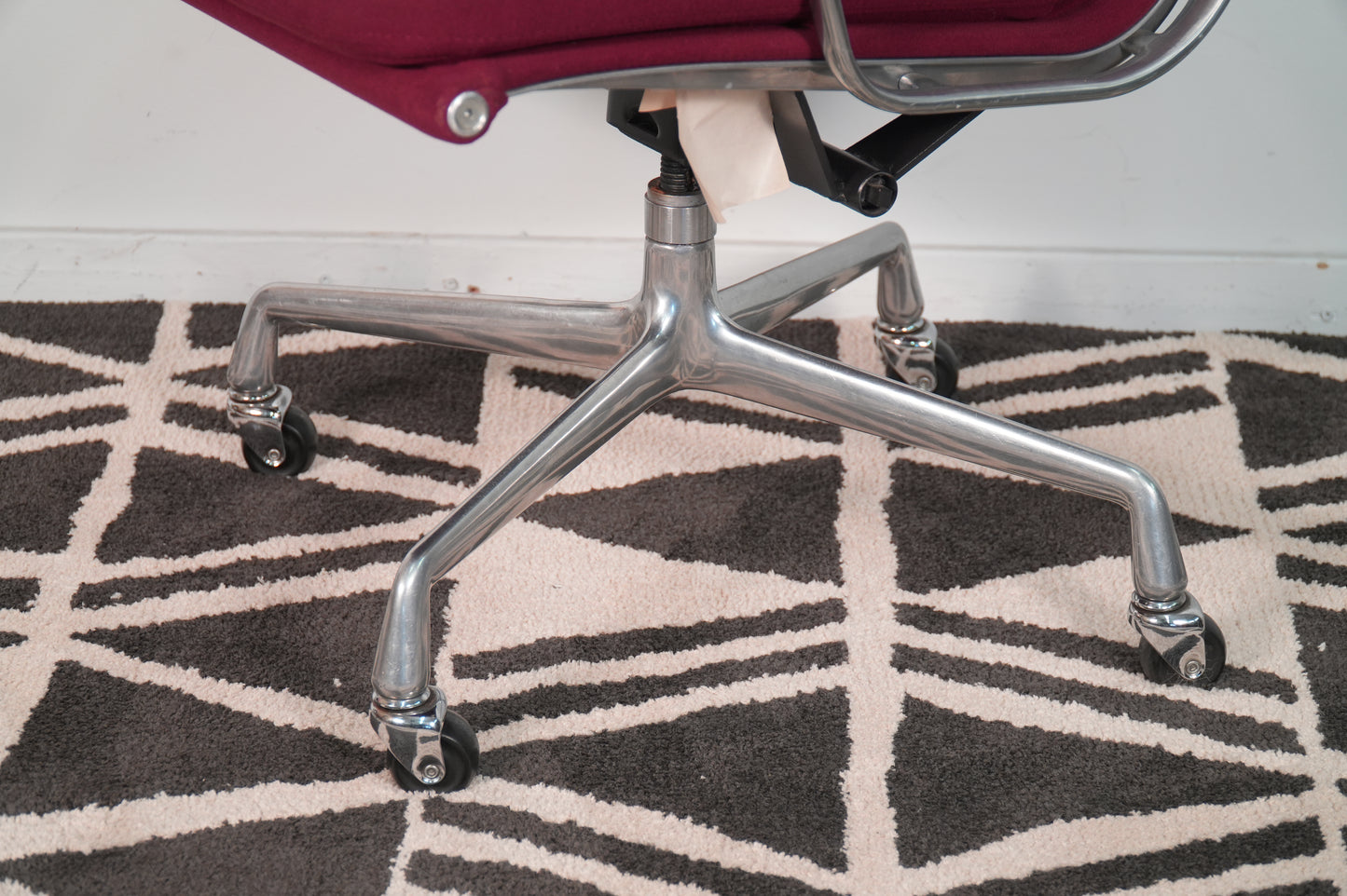 Eames for Herman Miller Aluminum Group Soft Pad Management Chair