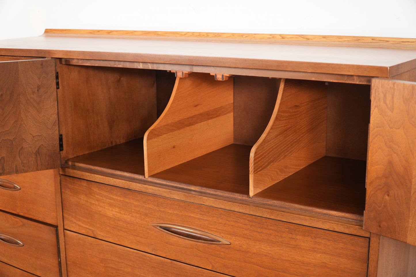 Broyhill Sculptra "Magna" 8-Drawer Dresser