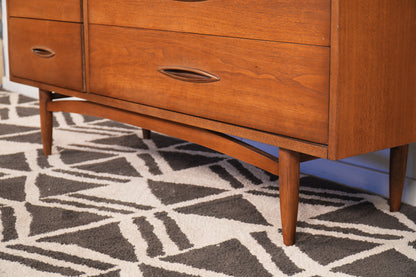 Broyhill Sculptra "Magna" 8-Drawer Dresser