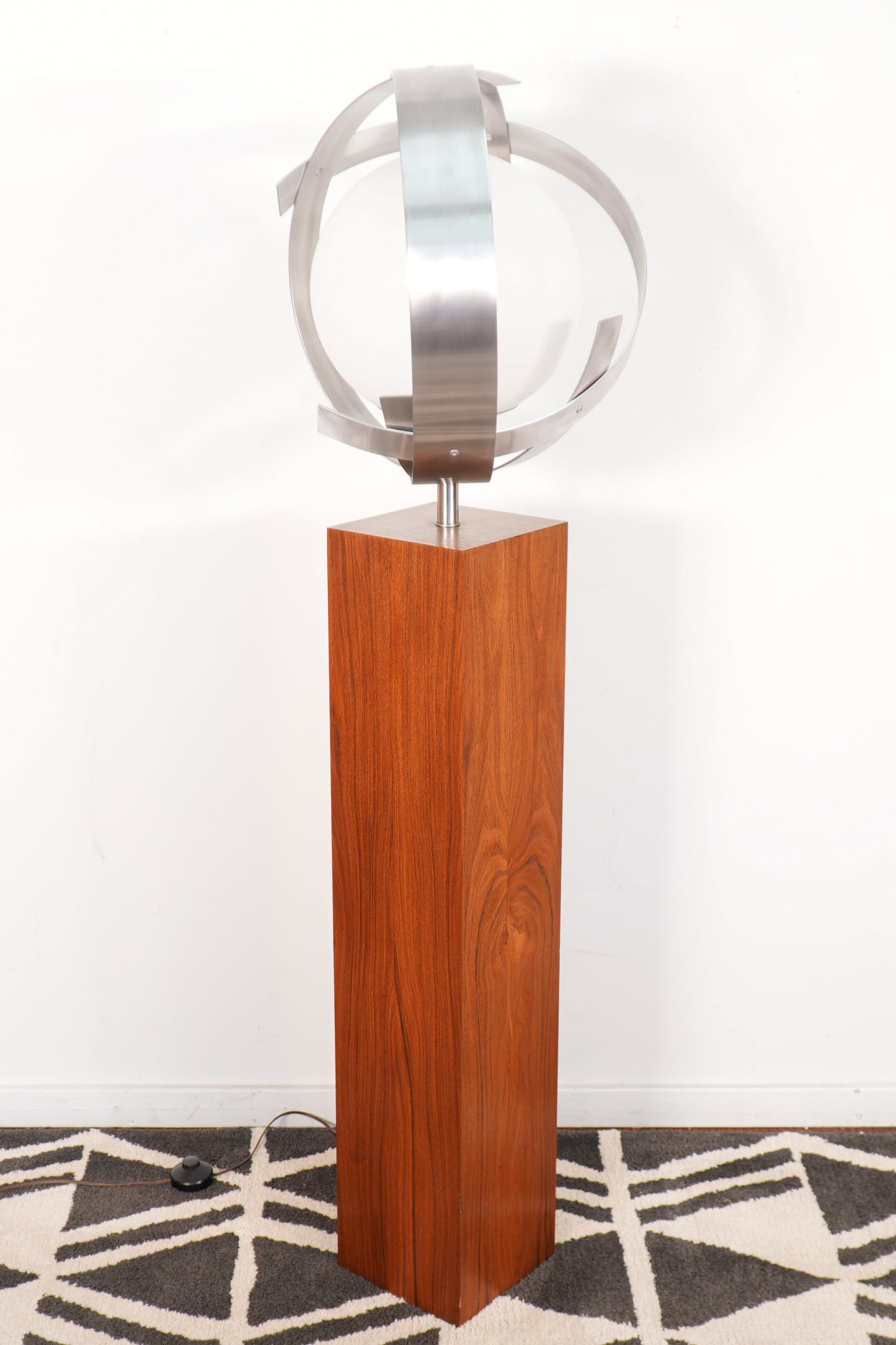 Laurel Lamp Co. Saturn Globe Aluminum Floor Lamp Walnut Base