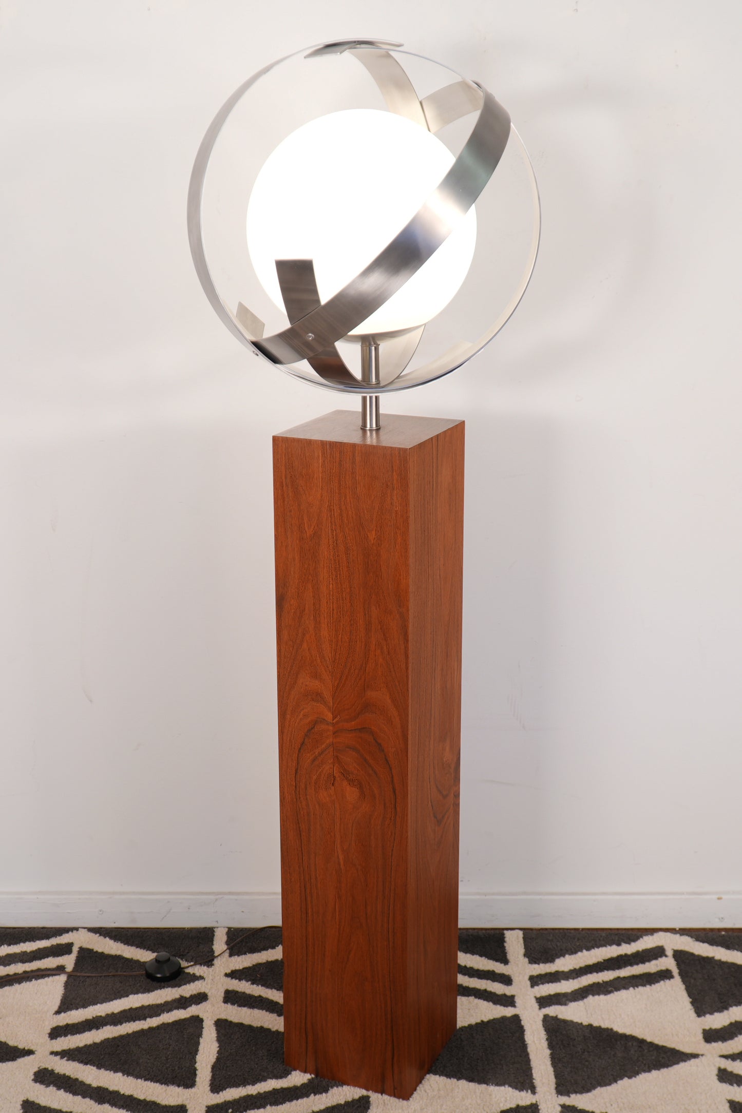 Laurel Lamp Co. Saturn Globe Aluminum Floor Lamp Walnut Base