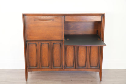 Broyhill Emphasis "Butler's Pantry" Bar Cabinet