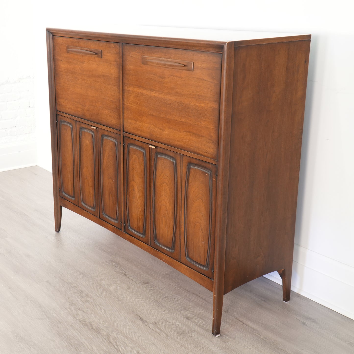 Broyhill Emphasis "Butler's Pantry" Bar Cabinet