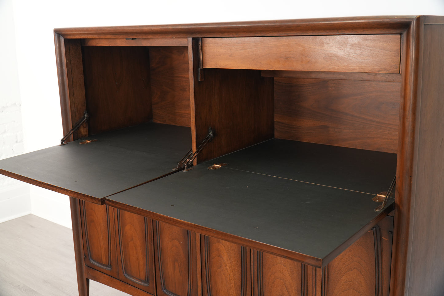 Broyhill Emphasis "Butler's Pantry" Bar Cabinet