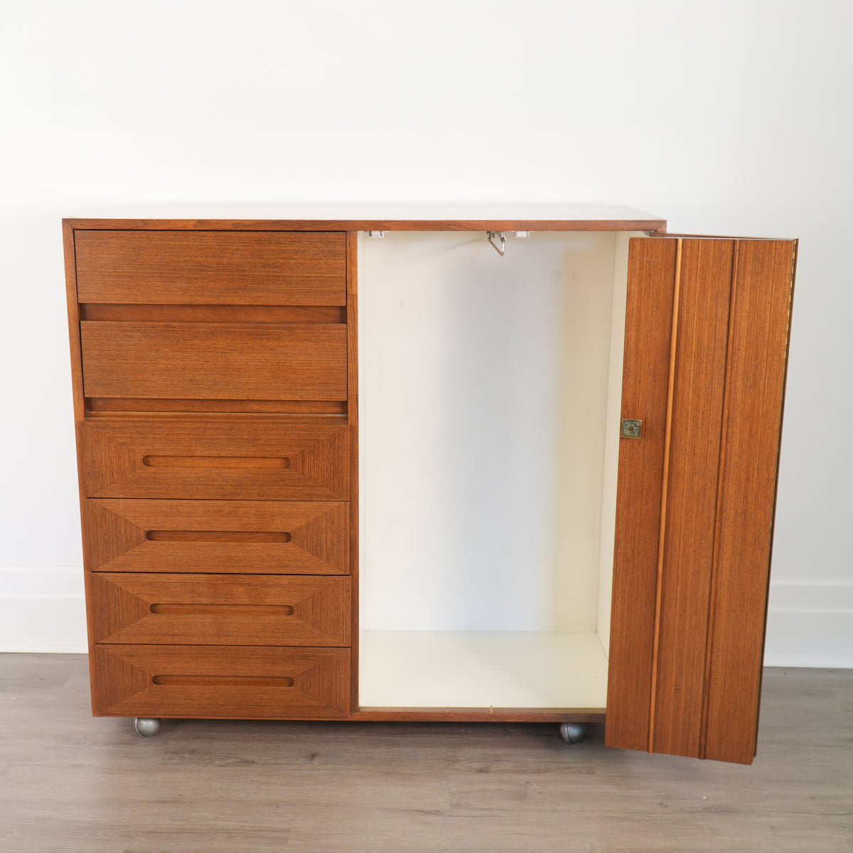 1960s American of Martinsville 6-Drawer Gentleman's Chest