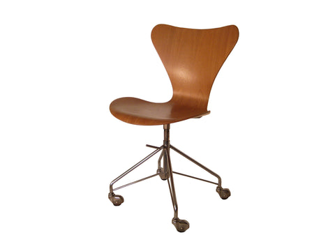 Arne Jacobsen Series 7 Swivel  Chair